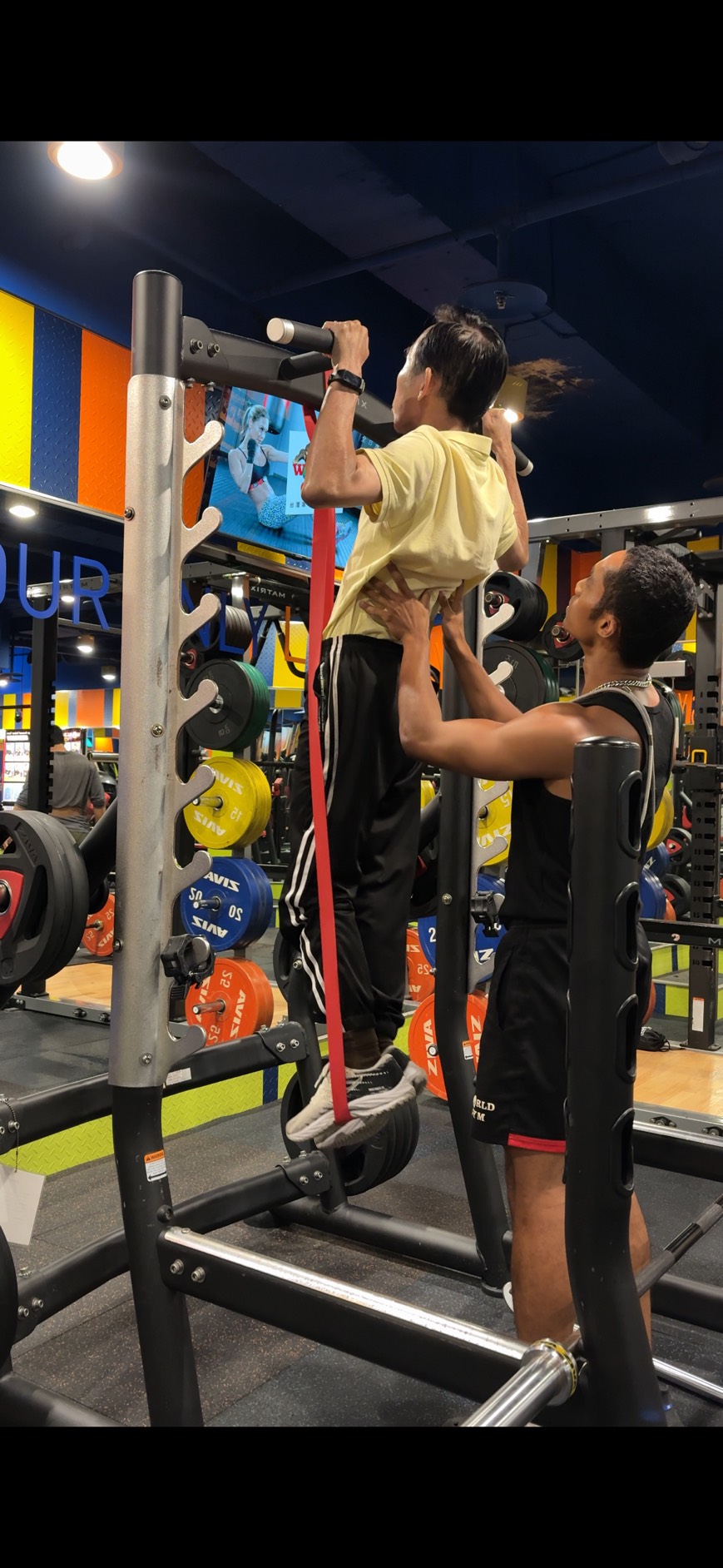 Justin 指導學員進行背肌上拉的姿勢調整