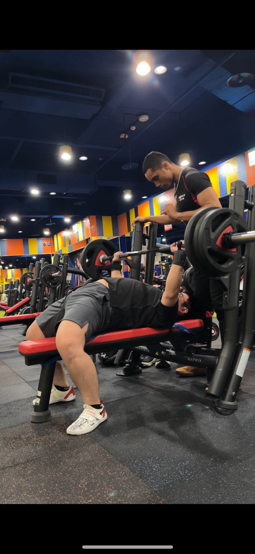 Justin 指導學員進行槓鈴胸推的姿勢調整